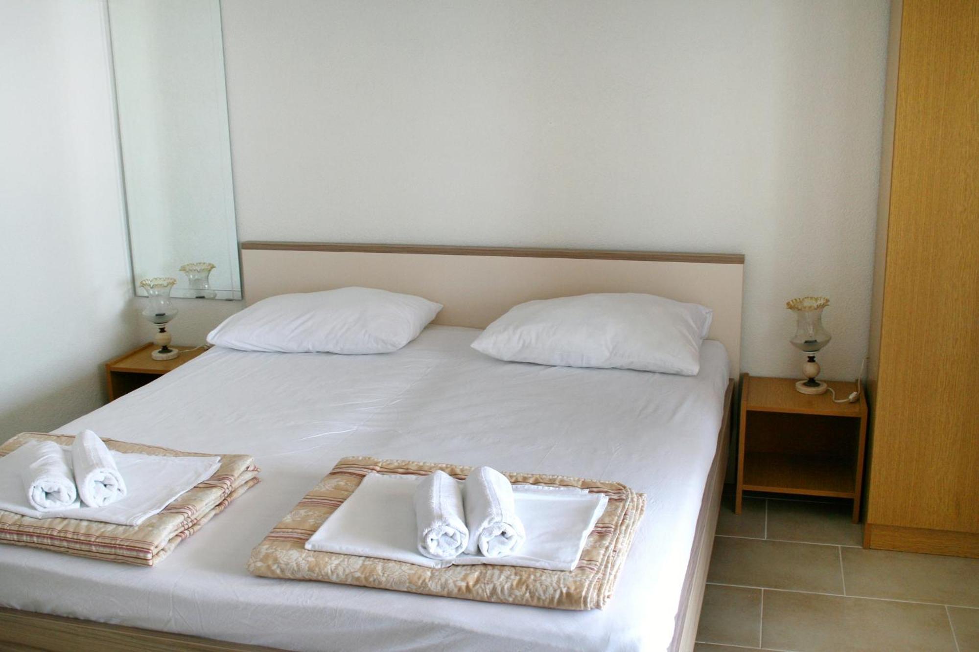 Apartments By The Sea Pisak, Omis - 1014 Rom bilde